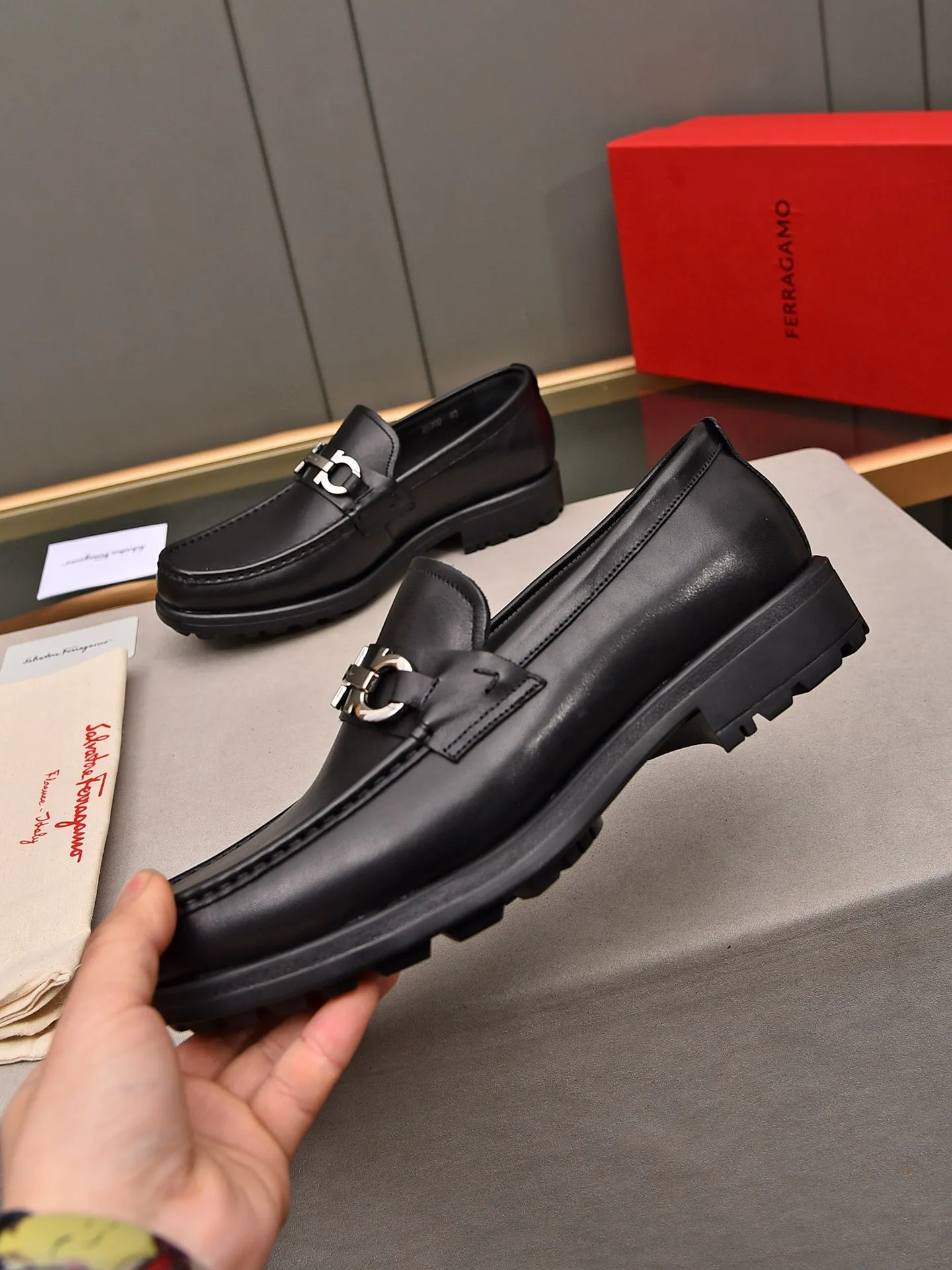 Men's shoes 💰: 500 Brand: Ferragamo Size: Men's size 38/44 (45 can be customized) Grade: Same style as the official website High-end quality men's shoes Material: Original first-layer calfskin Water-dyed cowhide lining Original outsole Style categories: Men's fashionable formal business casual leather shoes Slip-on men's shoes high-top series Young fashion European and American trends British style Casual matching Comfortable feet
